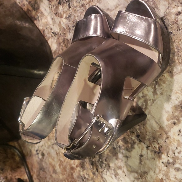 Michael Kors Carla leather platform sandle with buckle - Picture 2 of 8